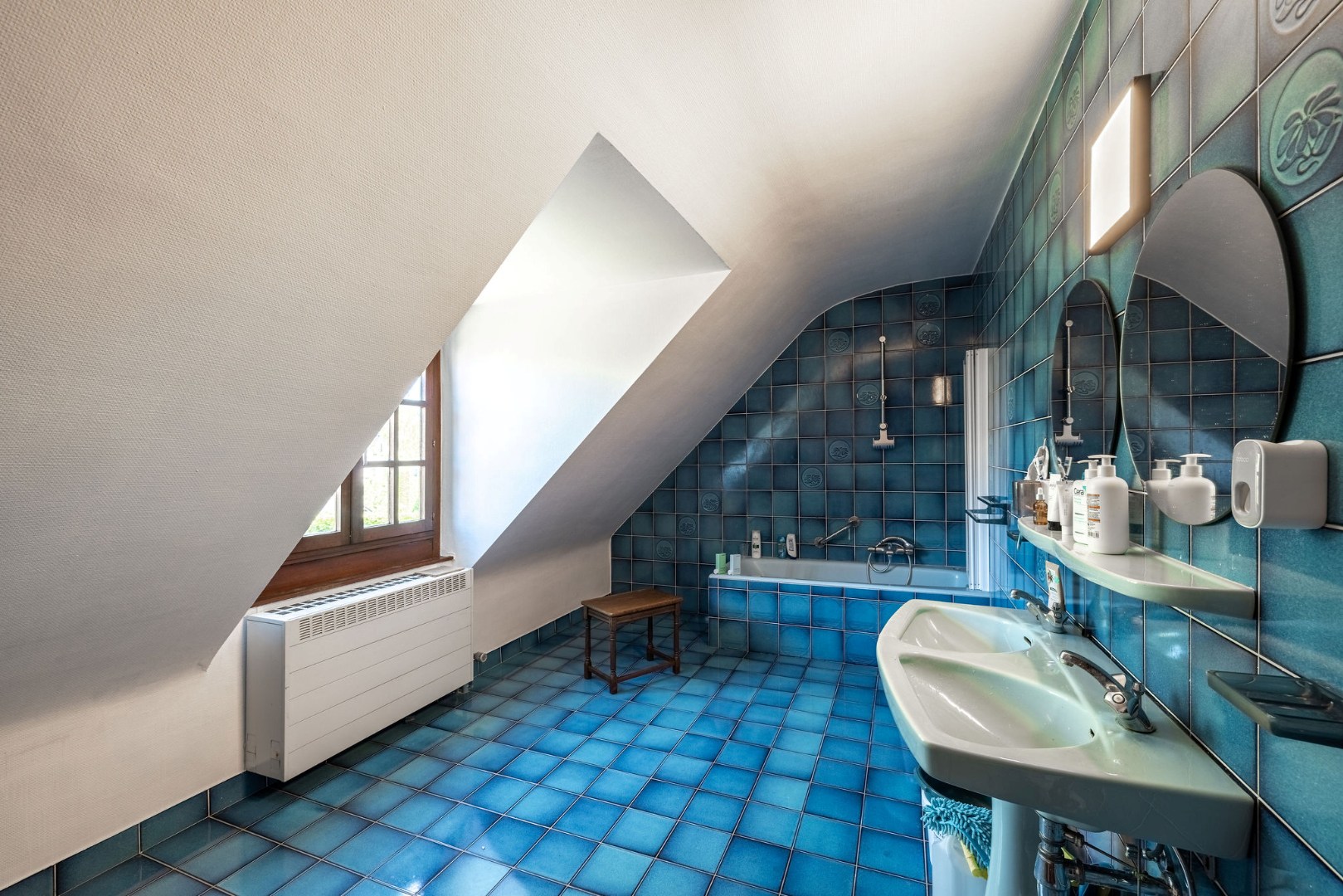 Karaktervolle villa met royale volumes op perceel van 1100m2 nabij de E40 