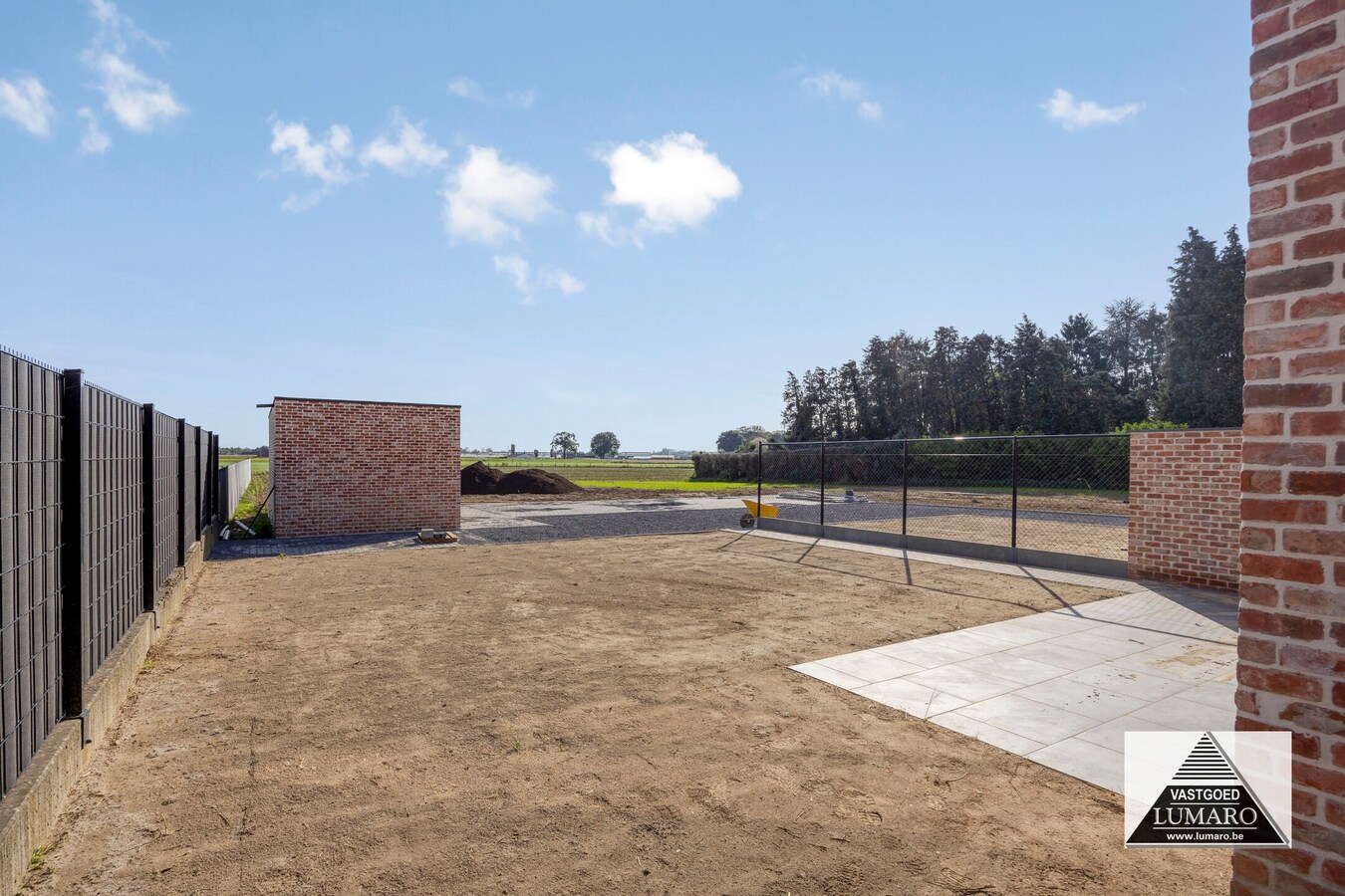 Nieuw gelijkvloers appartement met terras en tuintje 