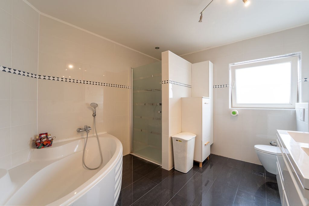 RUIM HANDELSHUIS MET WOONST TE SPALBEEK (HASSELT) 