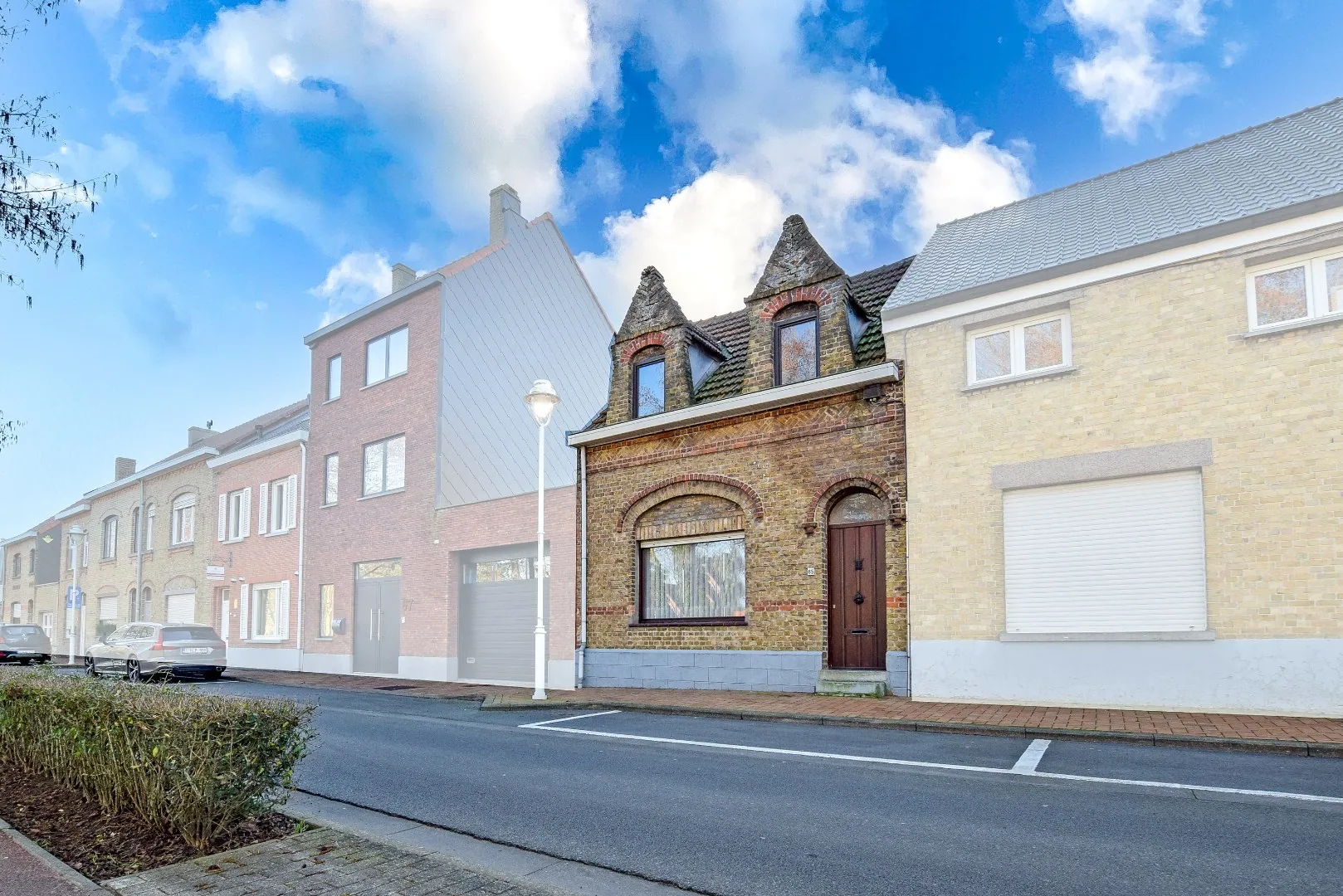 Te renoveren rijwoning (+-150m²) langs de Oude Veurnevaart te Nieuwpoort.