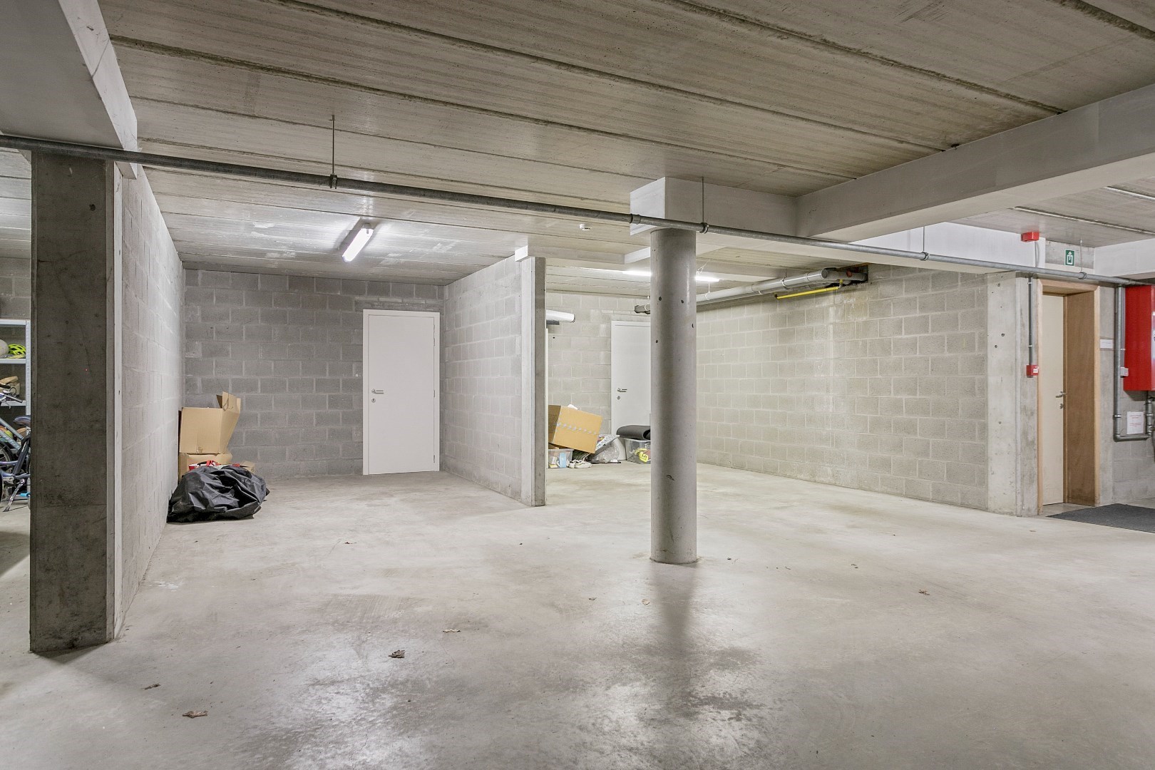 Modern, gelijkvloers appartement met 2 slpk, ondergrondse parking en tuin. 