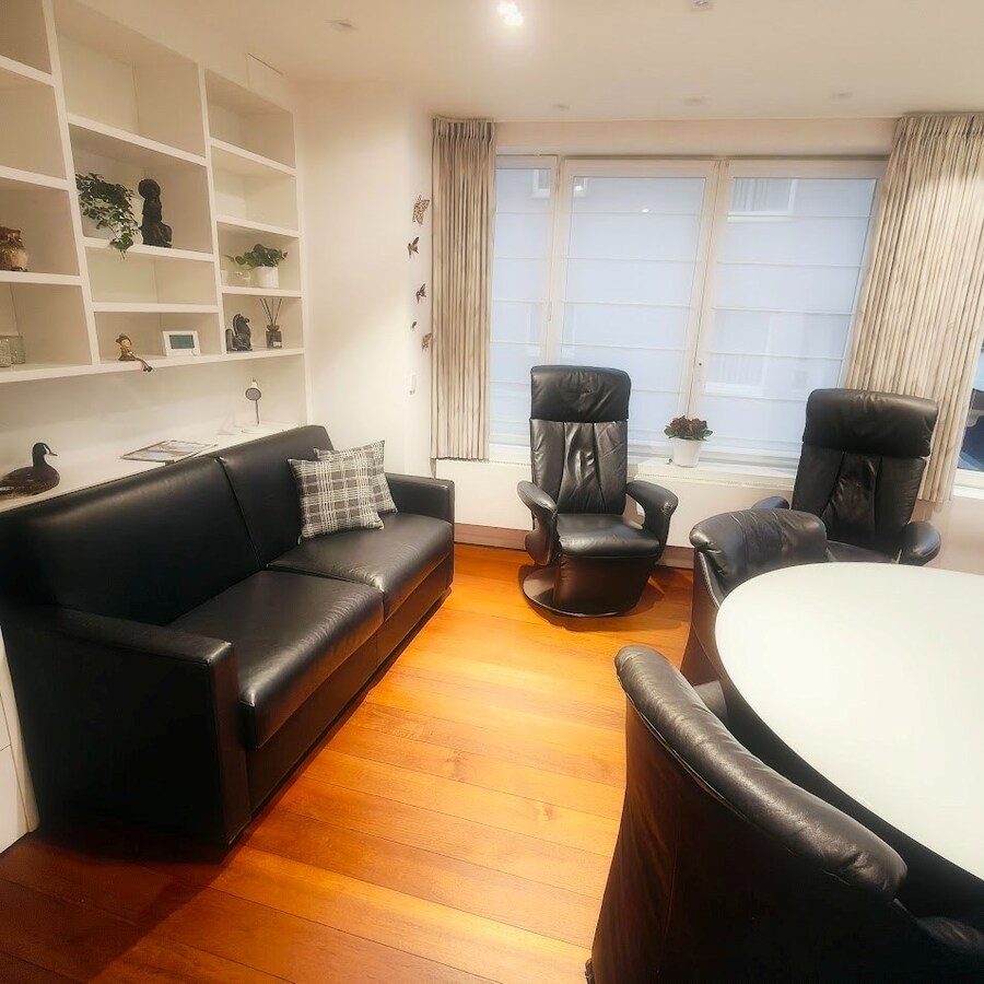 Instapklaar bemeubeld hoekappartement met 2 slaapkamers te koop in Oostende 