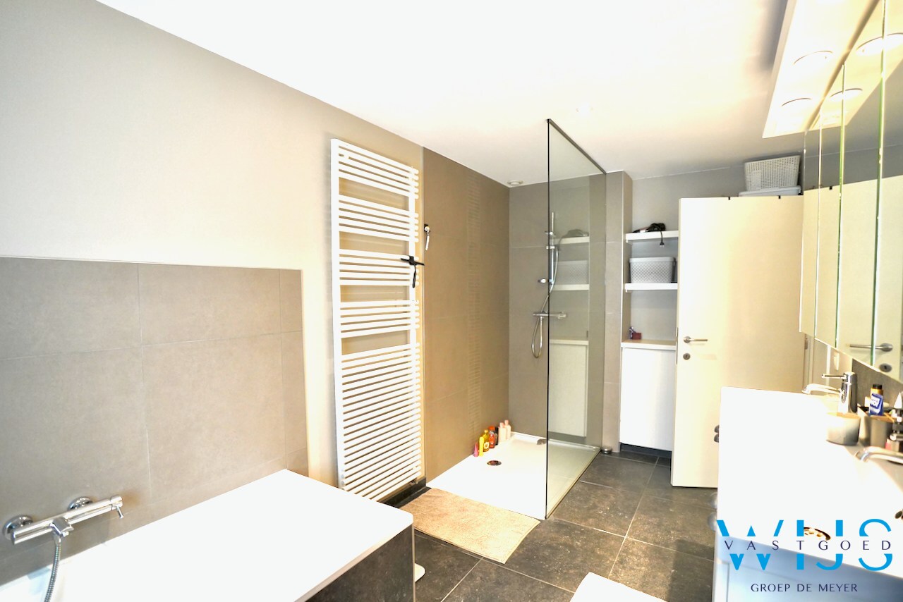 Prachtige recente woning in een zeer rustige wijk te Ertvelde ! 