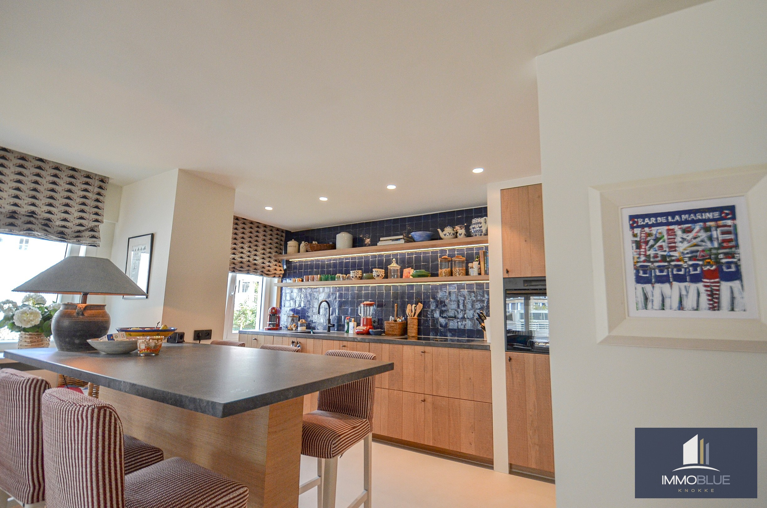 Stijlvol hoekappartement met tijdloze elegantie en een open zicht op de Kustlaan. 