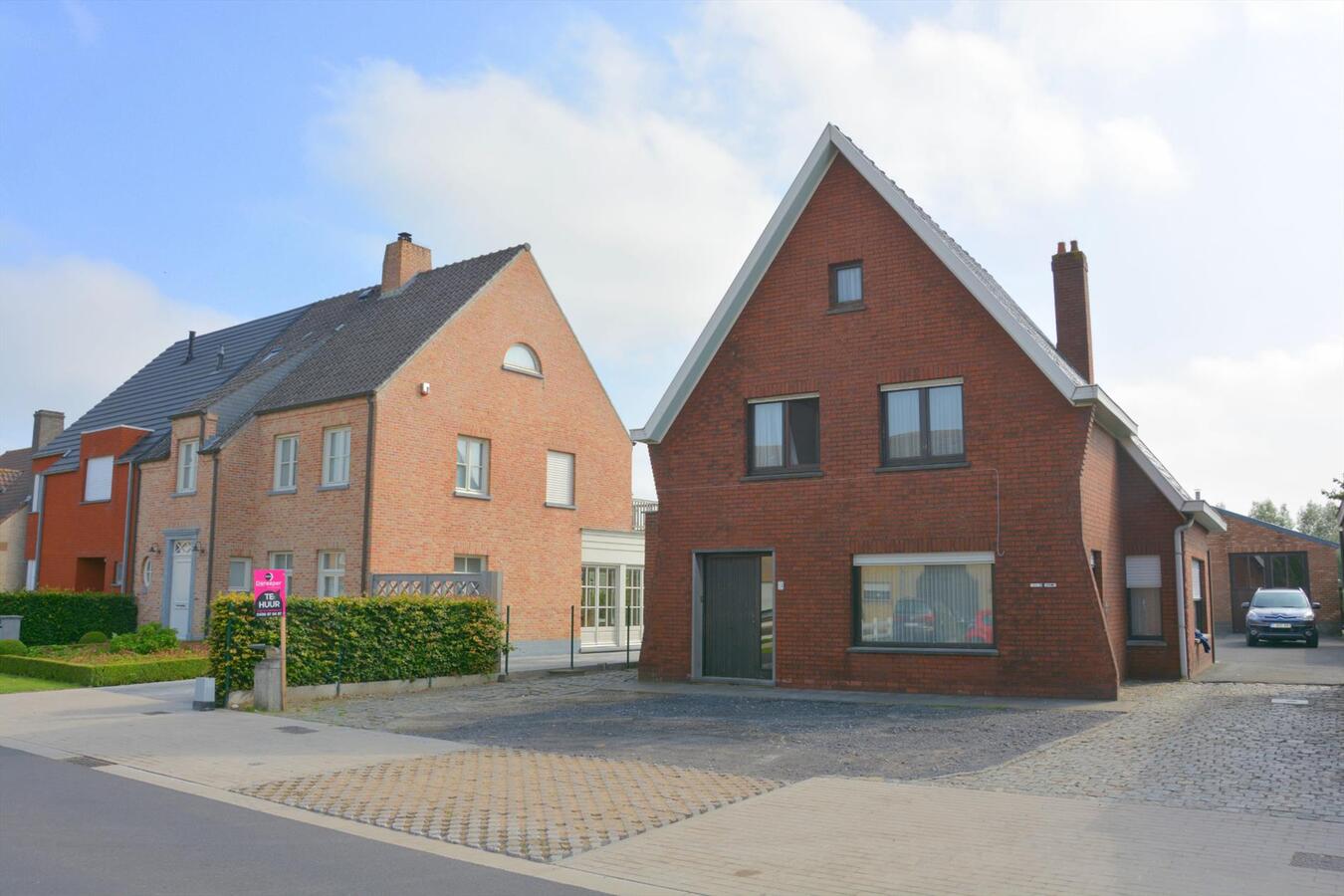 Instapklare woning met grote opslagplaats en 3 garages 