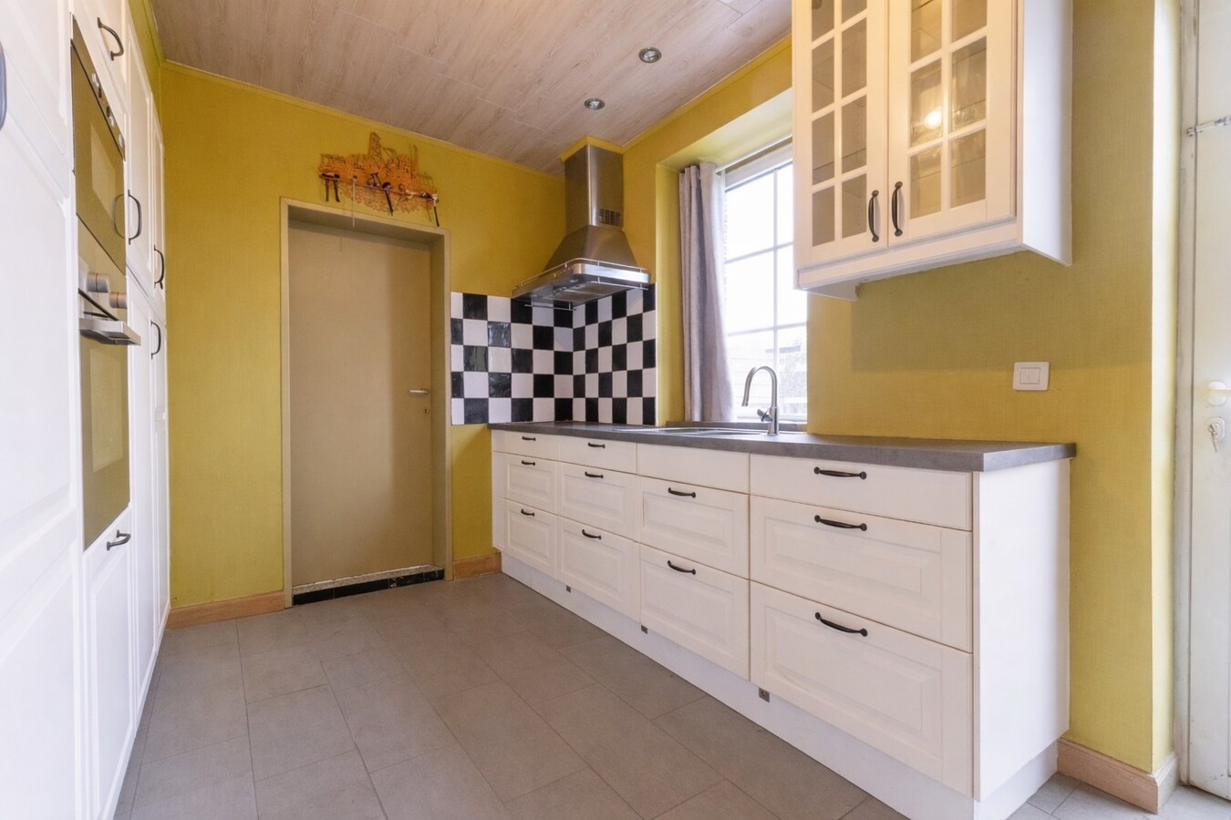 Kloeke woning met tuin, 2 garages en uitweg 