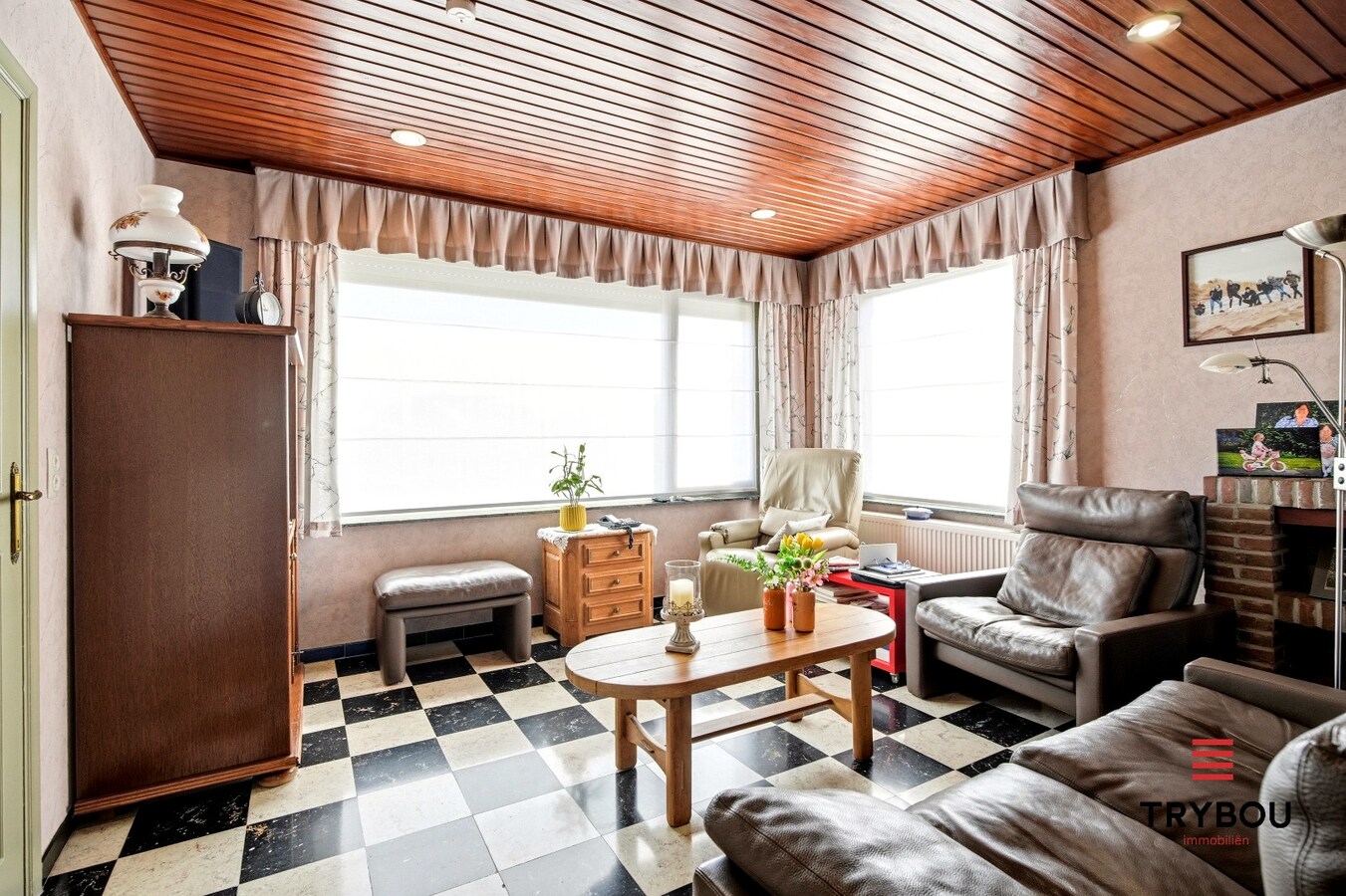 Alleenstaande woning op een ruim perceel met 3 slaapkamers en 2 garages! 