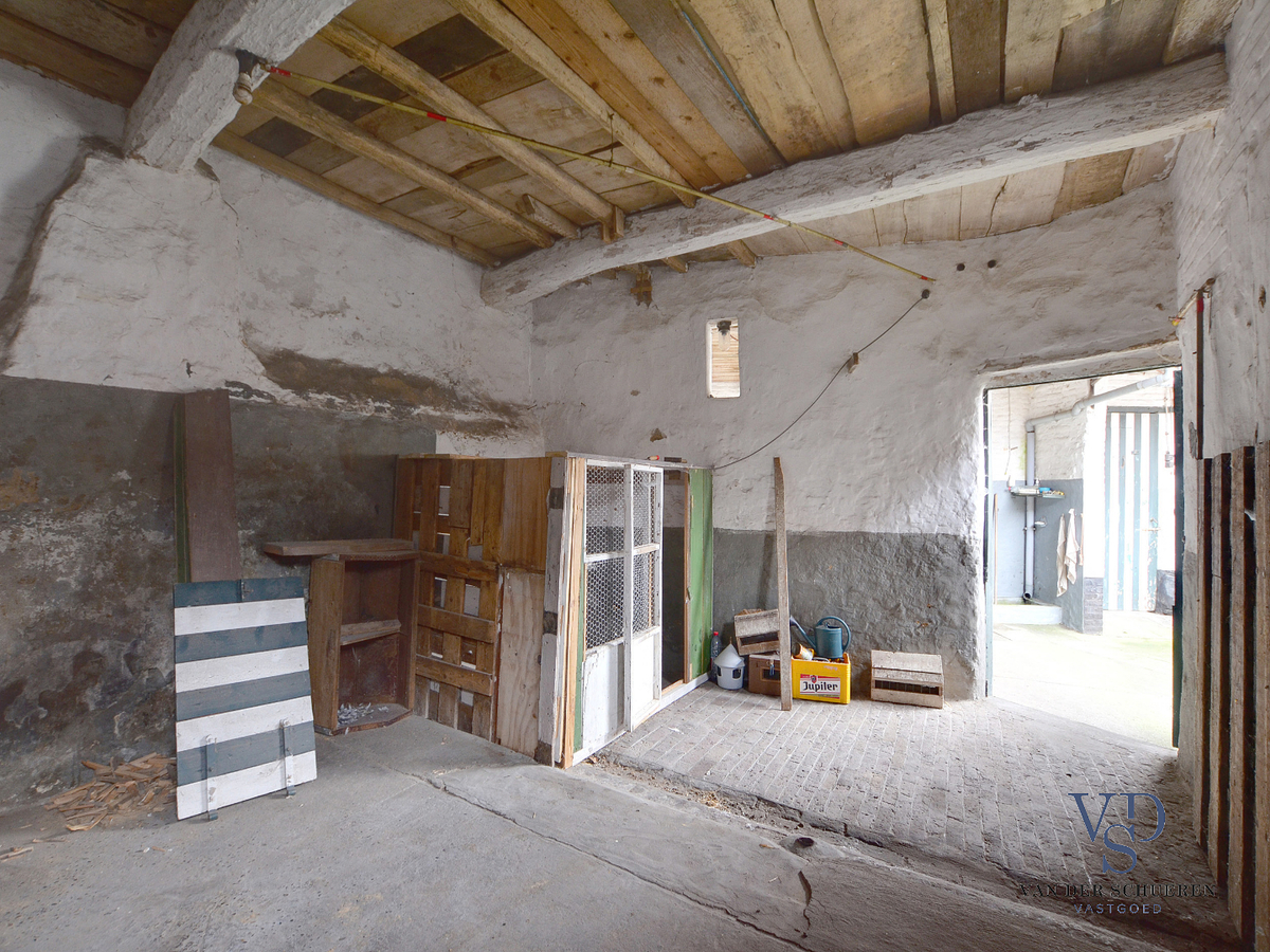 Stevige woning met karaktervolle stallingen in hartje Dikkelvenne. 