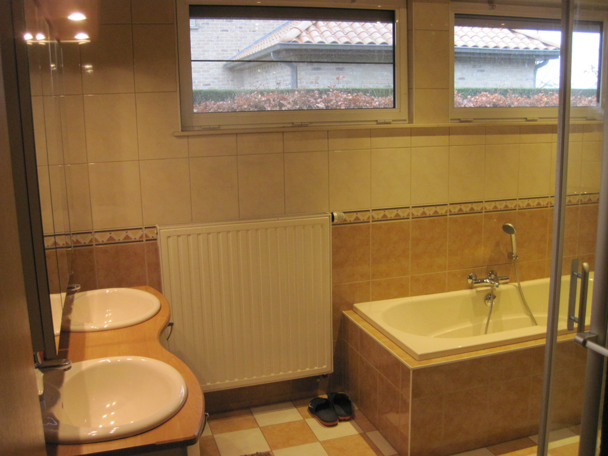 Eigentijdse villa met aangename tuin - rustig gelegen, én toch nabij N60 en E17. 