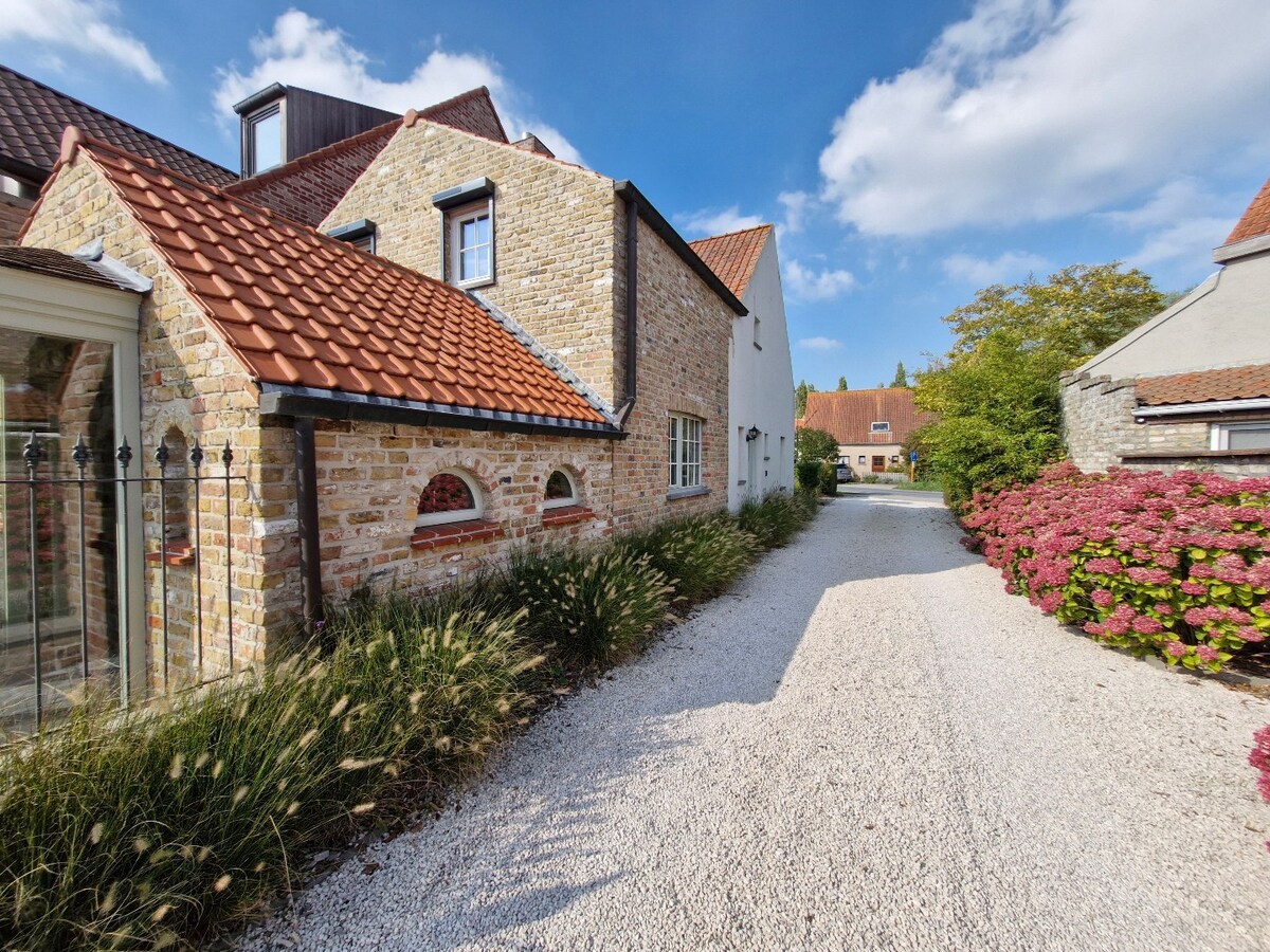 Uiterst charmante halfopen bebouwing met weidse zichten op een perceel van 2012m² 