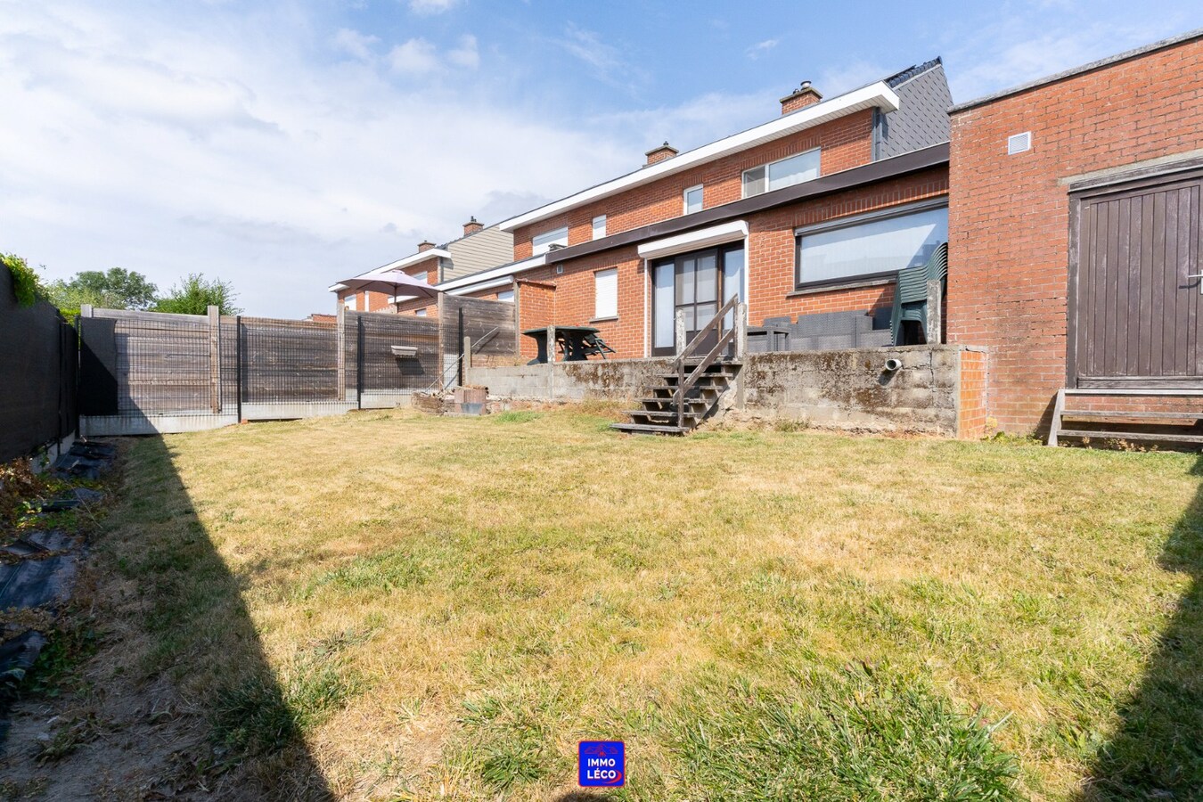 3 façades rénovée avec jardin, double garage, parking 2voit., COUP DE COEUR !! 