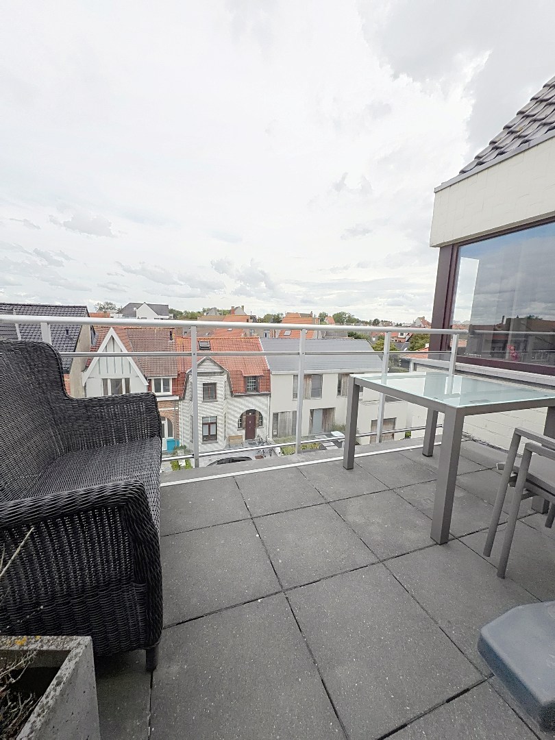 Ruim duplex appartement met 4 slaapkamers, garage en energielabel C in Oostende, bouwjaar 1989 