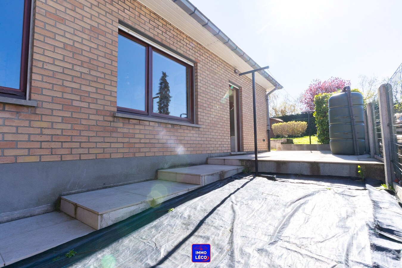 Villa "Plain-Pied" érigée sur 571m² avec garage, terrasse et jardin. 