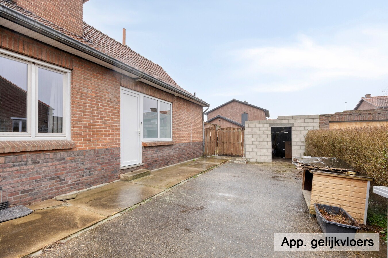 Dilsen-centrum - opbrengstpand: winkel + 2 appartementen 