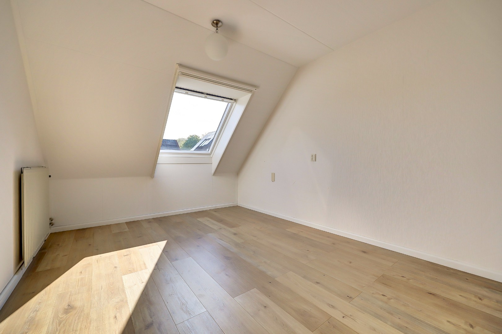 Ruime 5-kamer hoekwoning met aangebouwde garage op een kavel van maar liefst 297 m2 eigen grond! 