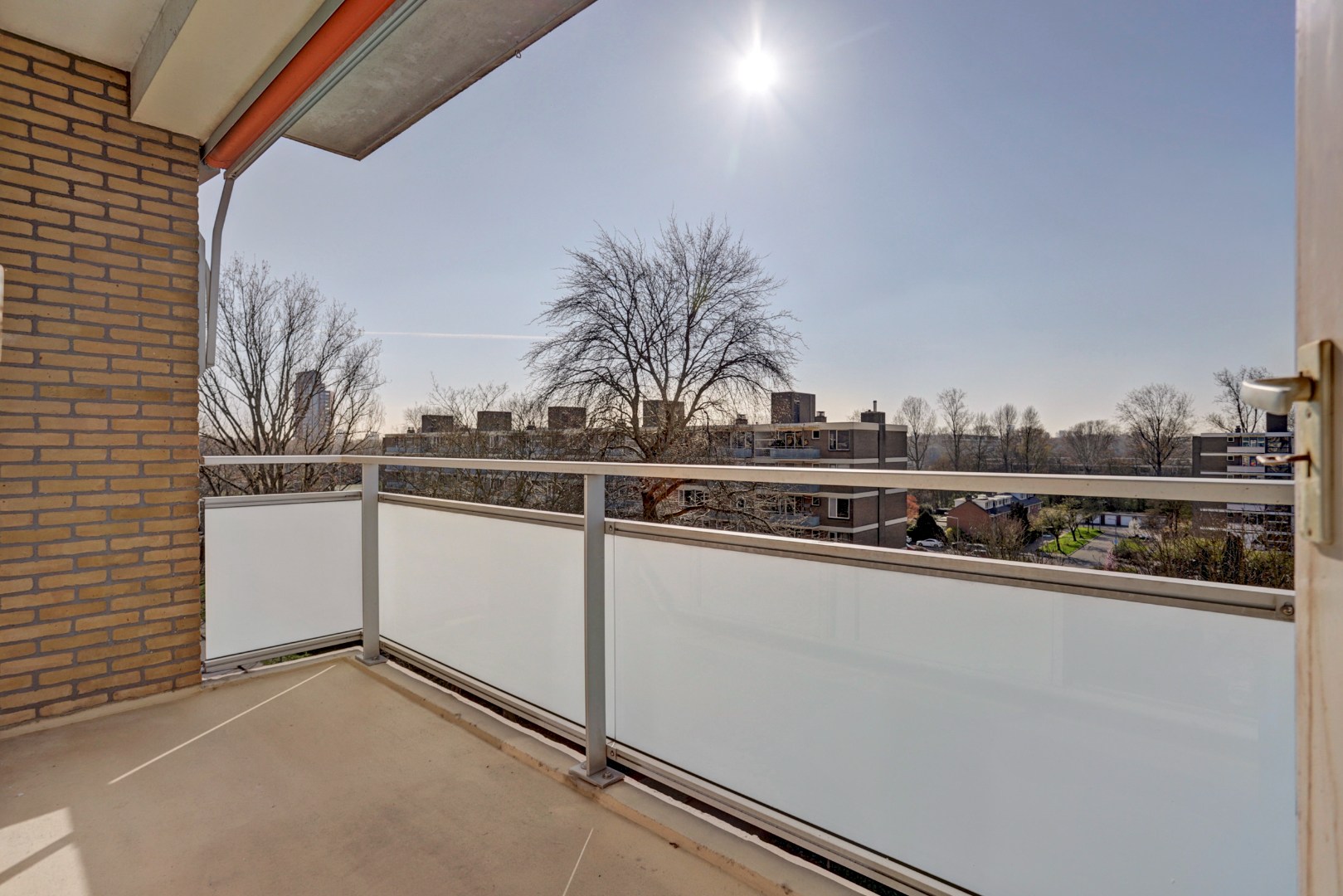 Dit 3 (voorheen 4) kamer appartement is helemaal naar eigen smaak te realiseren met 2 slaapkamers (3e slaapkamer is gemakkelijk te realiseren), 3 balkons, berging in de onderbouw en gelegen op eigen g 