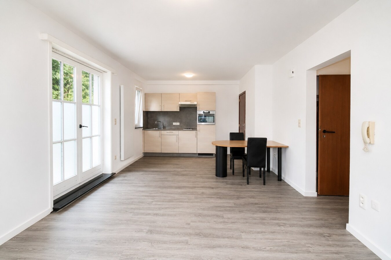 Uitzonderlijk opbrengsteigendom met 5 entiteiten, ruime zuidgerichte tuin en sterke investeringsopportuniteit in rustige groene woonomgeving te Sint-Niklaas! 