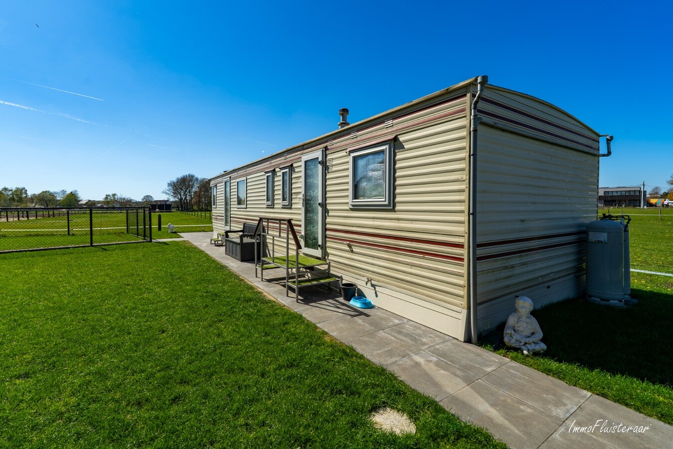 Recent gerenoveerde woning met paardenstallen en buitenpiste op ca. 12.370 m2  te Geel 