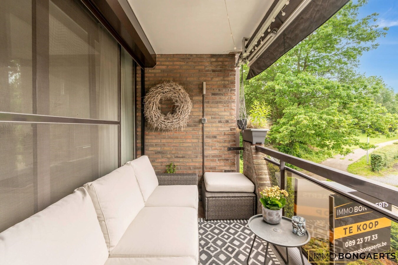 Ruim appartement met 3 slaapkamers en garage. 