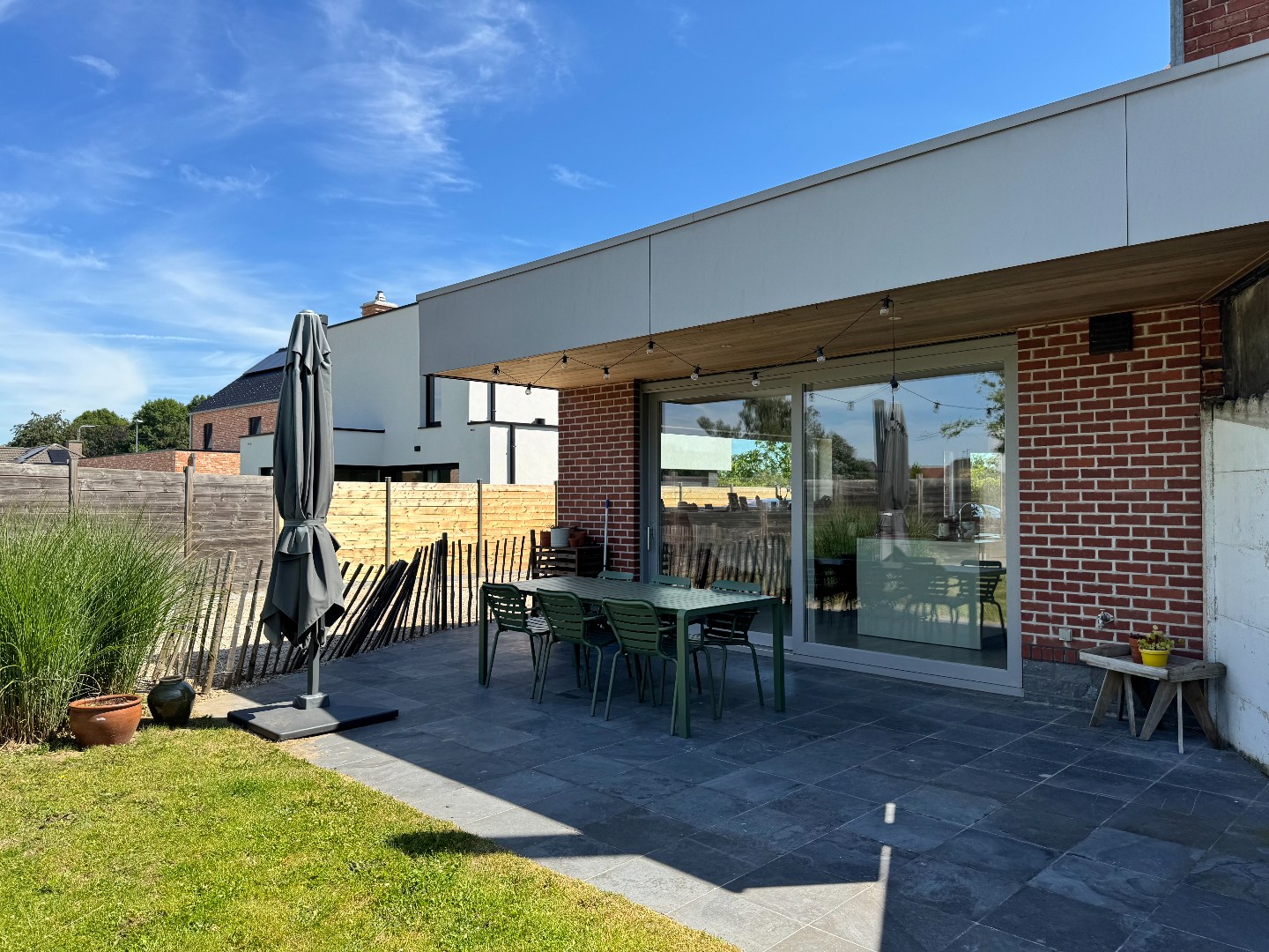 Gerenoveerde halfopen woning met 3 slaapkamers, tuin en carport 