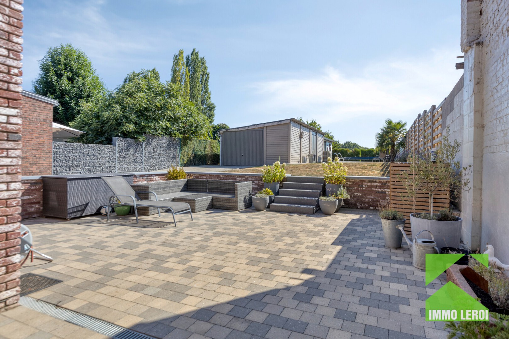 Terras met doorgang tuin