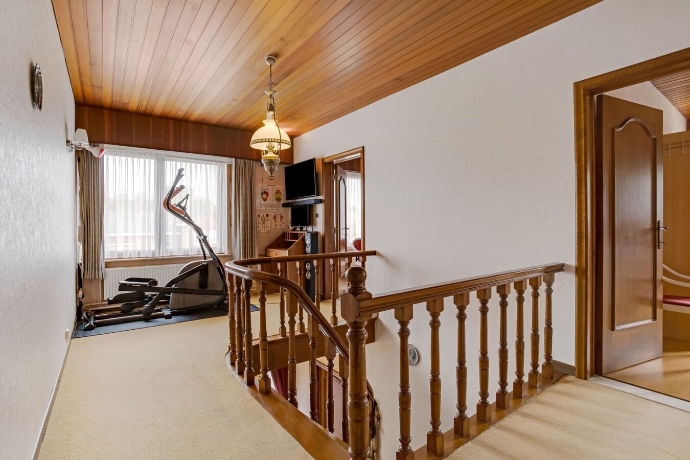 Vrijstaande woning met garage op ruim perceel in het centrum. 