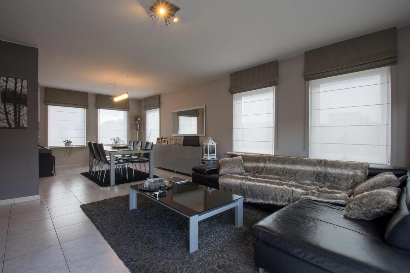 Ruime hedendaagse villa met buitenzwembad 