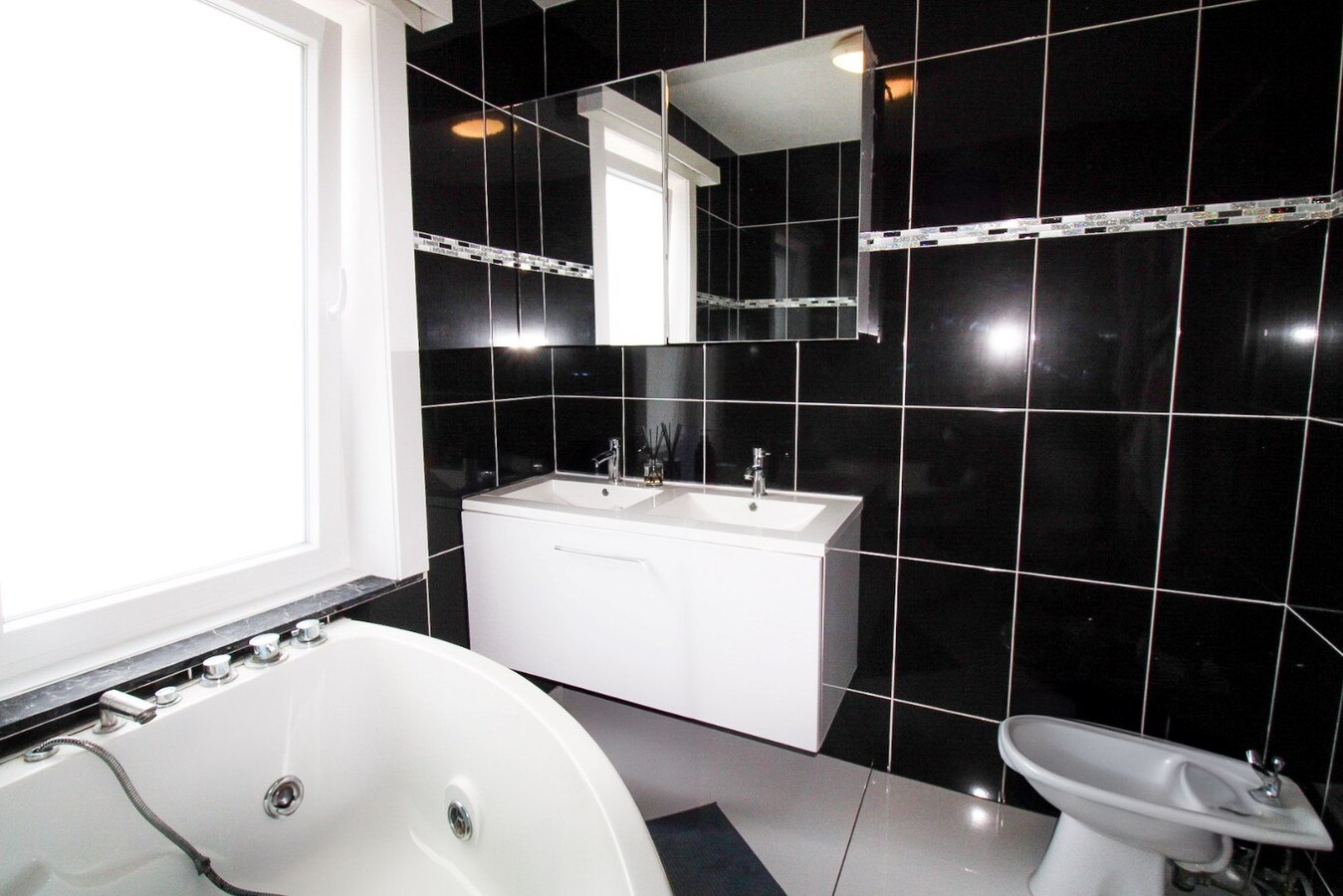 Verrassend ruime gezinswoning met energielabel B, vier slaapkamers en een uitgestrekte diepe tuin te koop in Sint-Niklaas! 