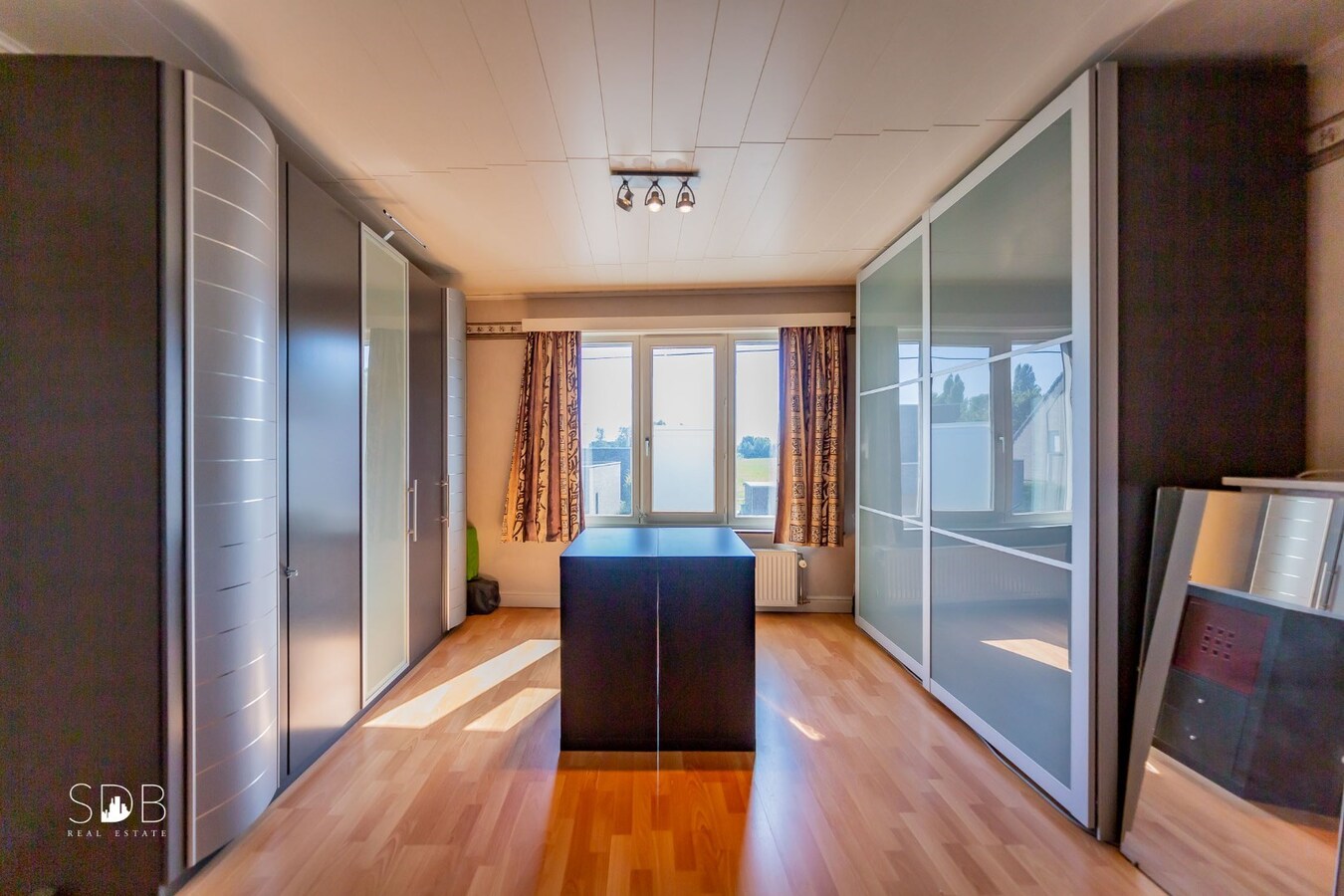 Hedendaagse woning met diverse bijgebouwen op 8.255m² 