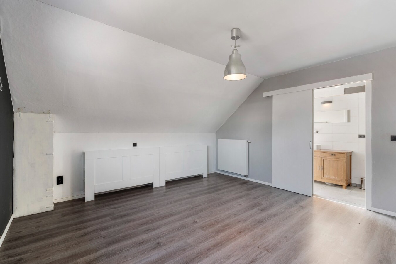 Recente, halfvrijstaande gezinswoning in een moderne bouwstijl op een perceel van 11a06ca! 