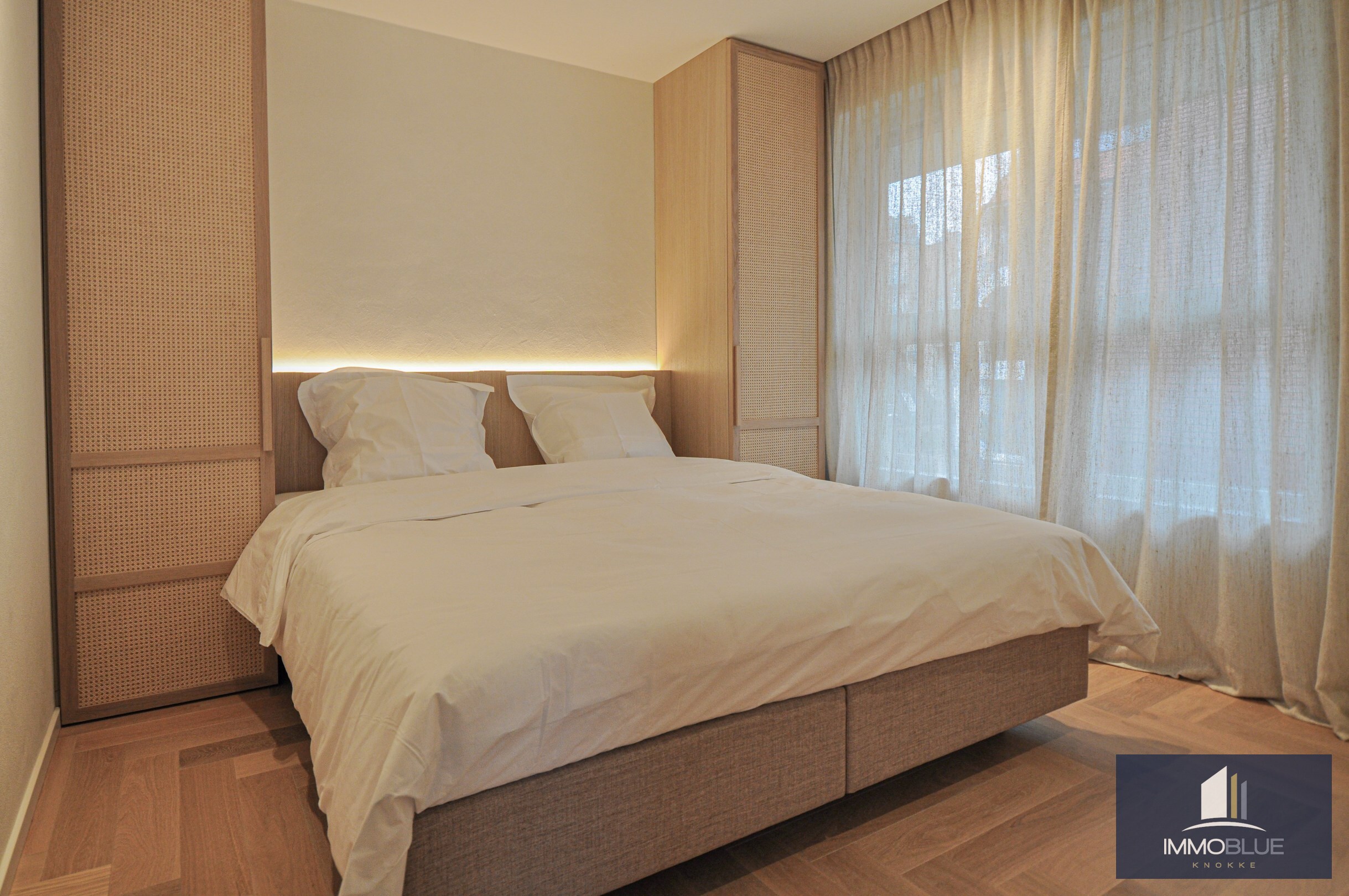 Appartement entièrement rénové et lumineux avec une vue dégagée magnifique, situé dans une résidence de standing. 