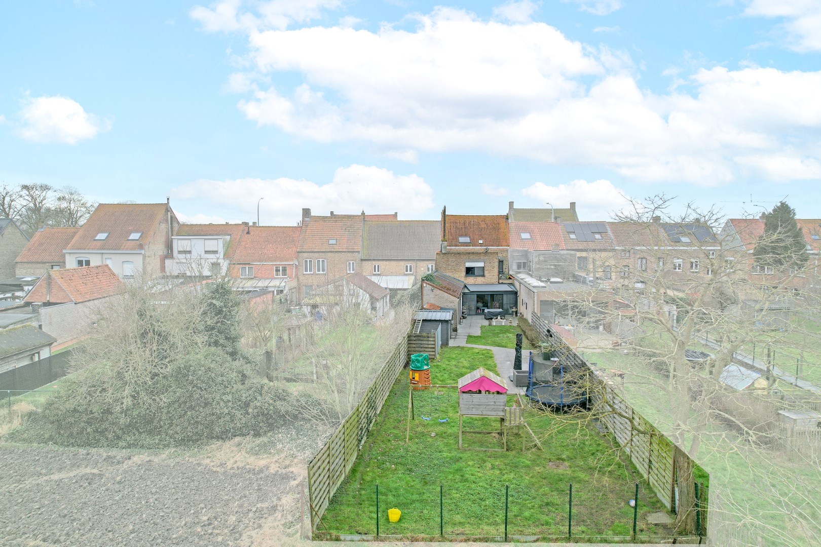 Ruime gezinswoning met garage te Pervijze op 518 m² met prachtige verzichten. 