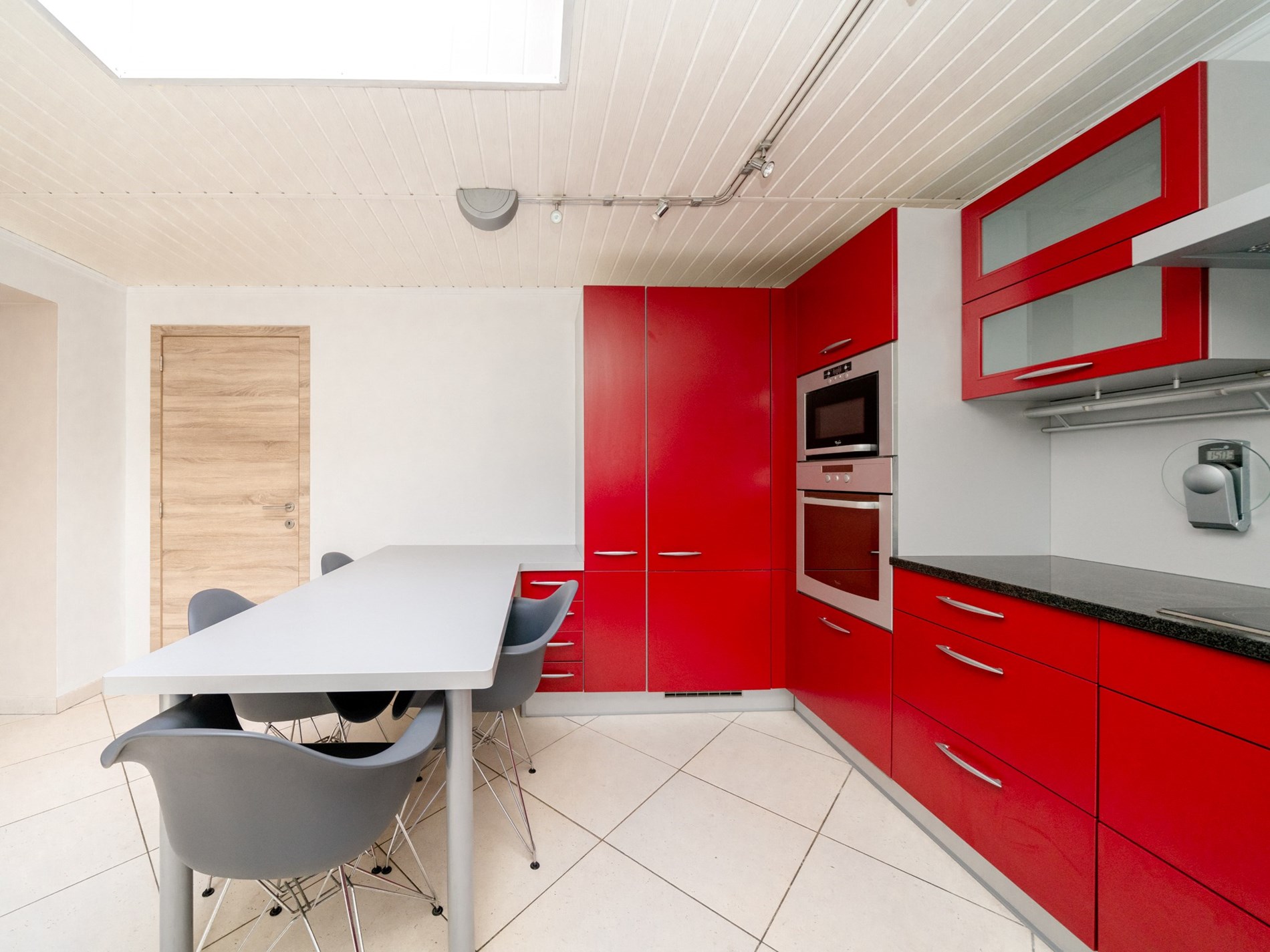 Gerenoveerde 3-gevelwoning met 3 kamers, garage en tuin 