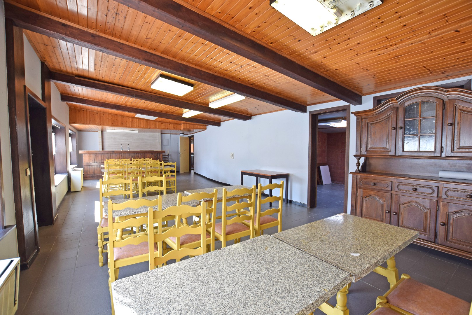 Uniek hoekpand met handelsruimte en woonst te Beerst (Diksmuide) op 470 m². 