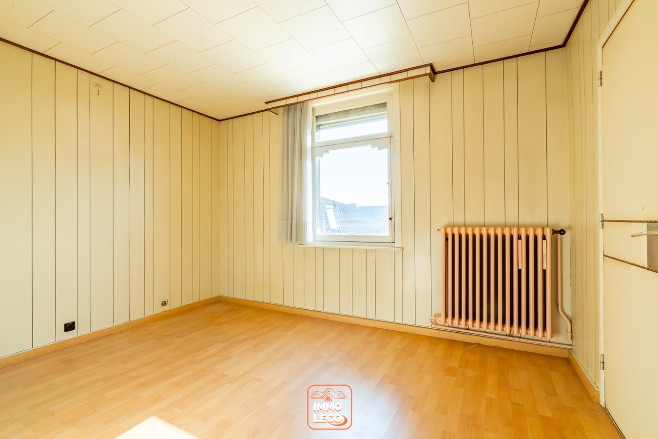 Maison offrant un excellent potentiel avec terrasse et garage inclus, dans une rue calme proche du centre-ville ! 