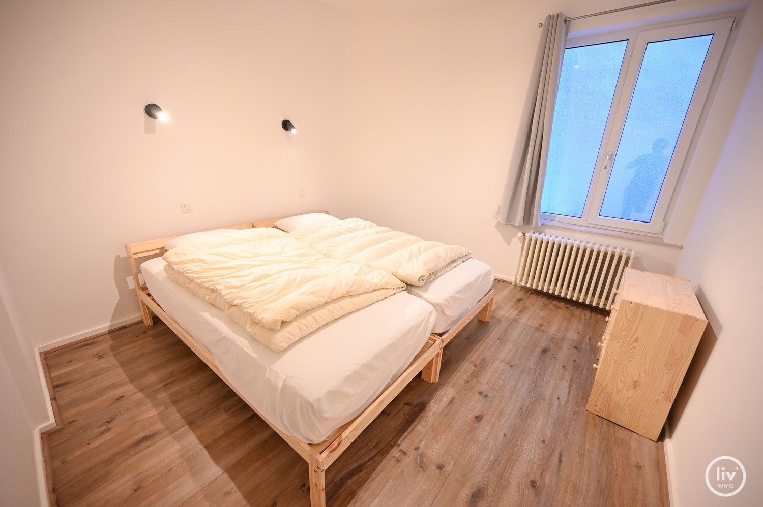 GEMEUBELD: Gelijkvloersappartement met terras, gelegen dichtbij het Van Bunnenplein en de zeedijk te Knokke.. 