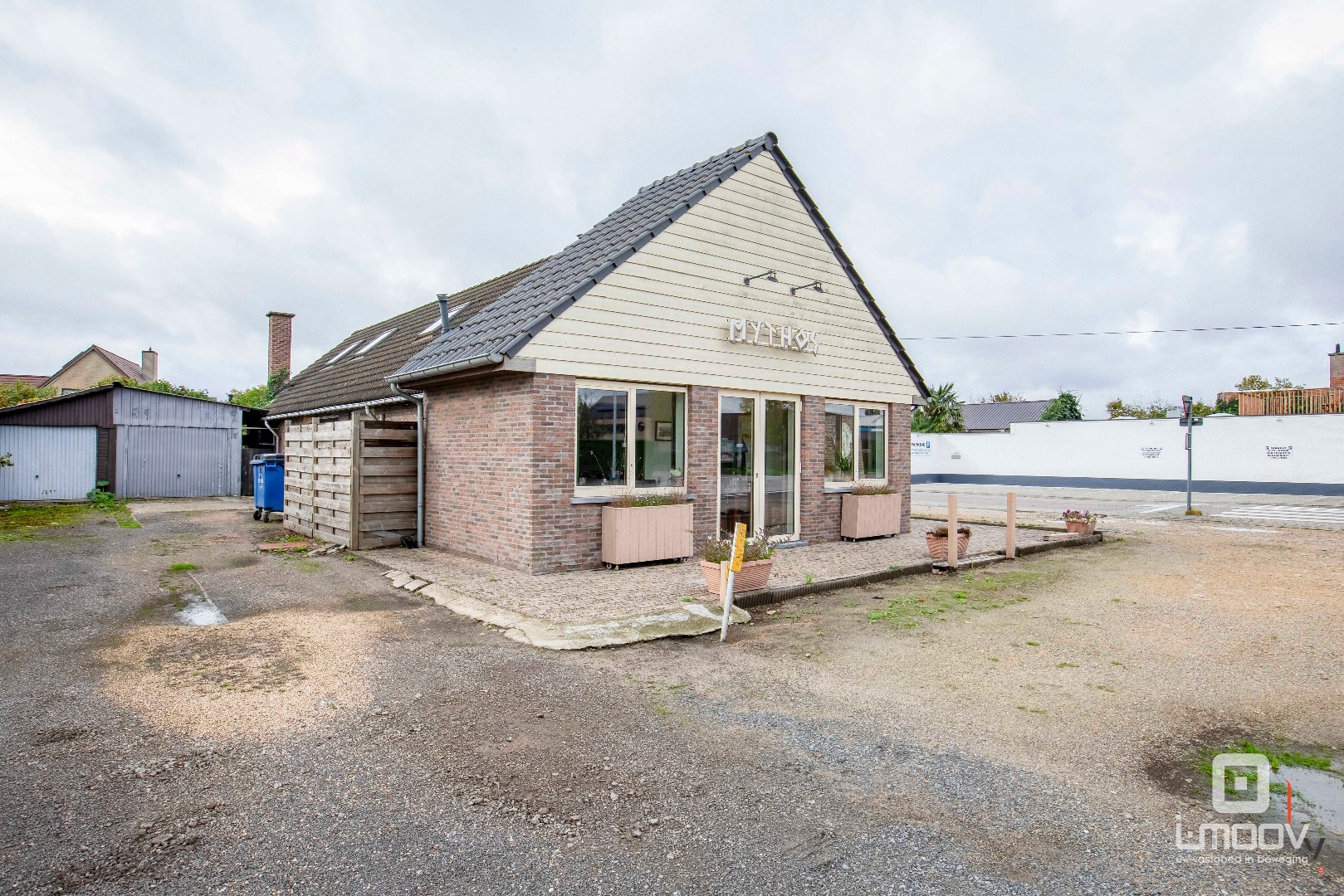 Te koop- Gebruiksklaar restaurant met terras en appartement in hartje Hijfte (Lochristi) 