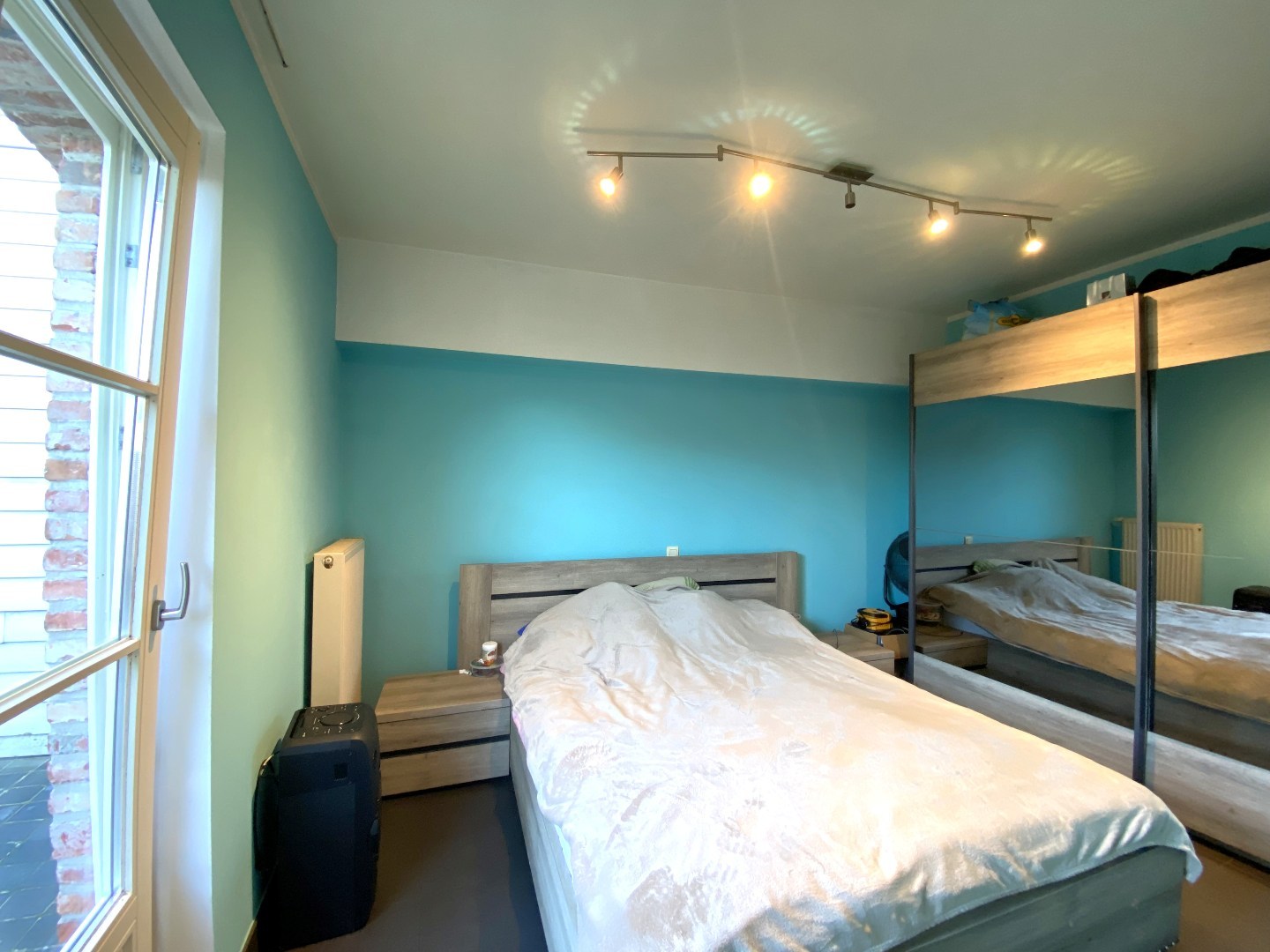 Centraal gelegen gelijkvloers appartement met 2 slaapkamers, groot terras en garage! 