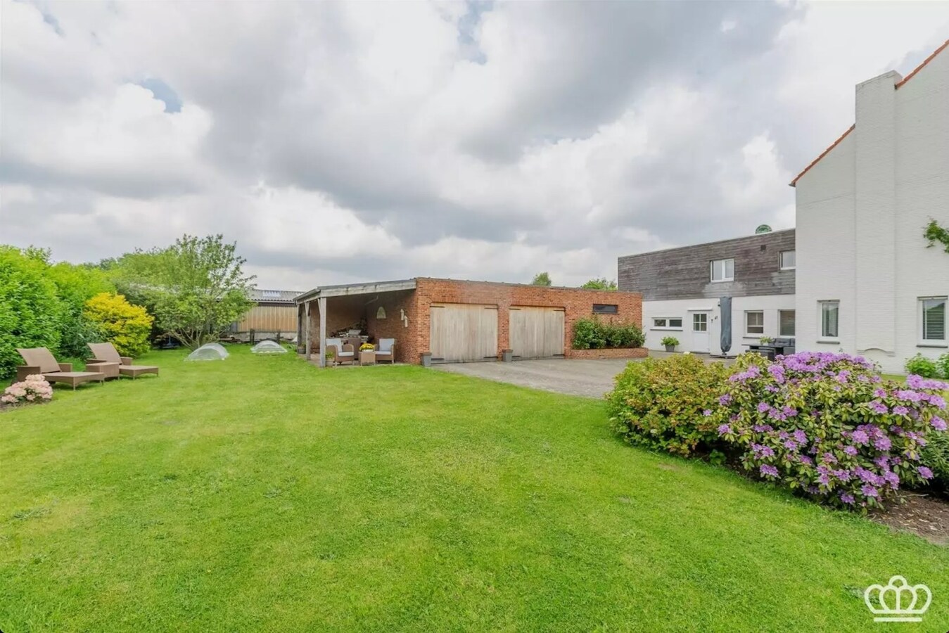Magnifiquement située, charmante maison avec des installations pour chevaux sur environ 1,8 ha à Essen. 