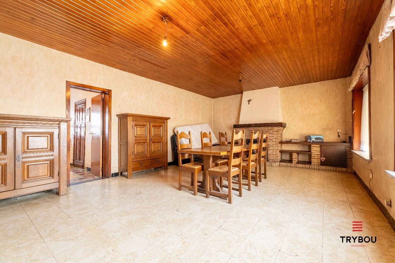 Te renoveren woning met garage en diepe tuin 