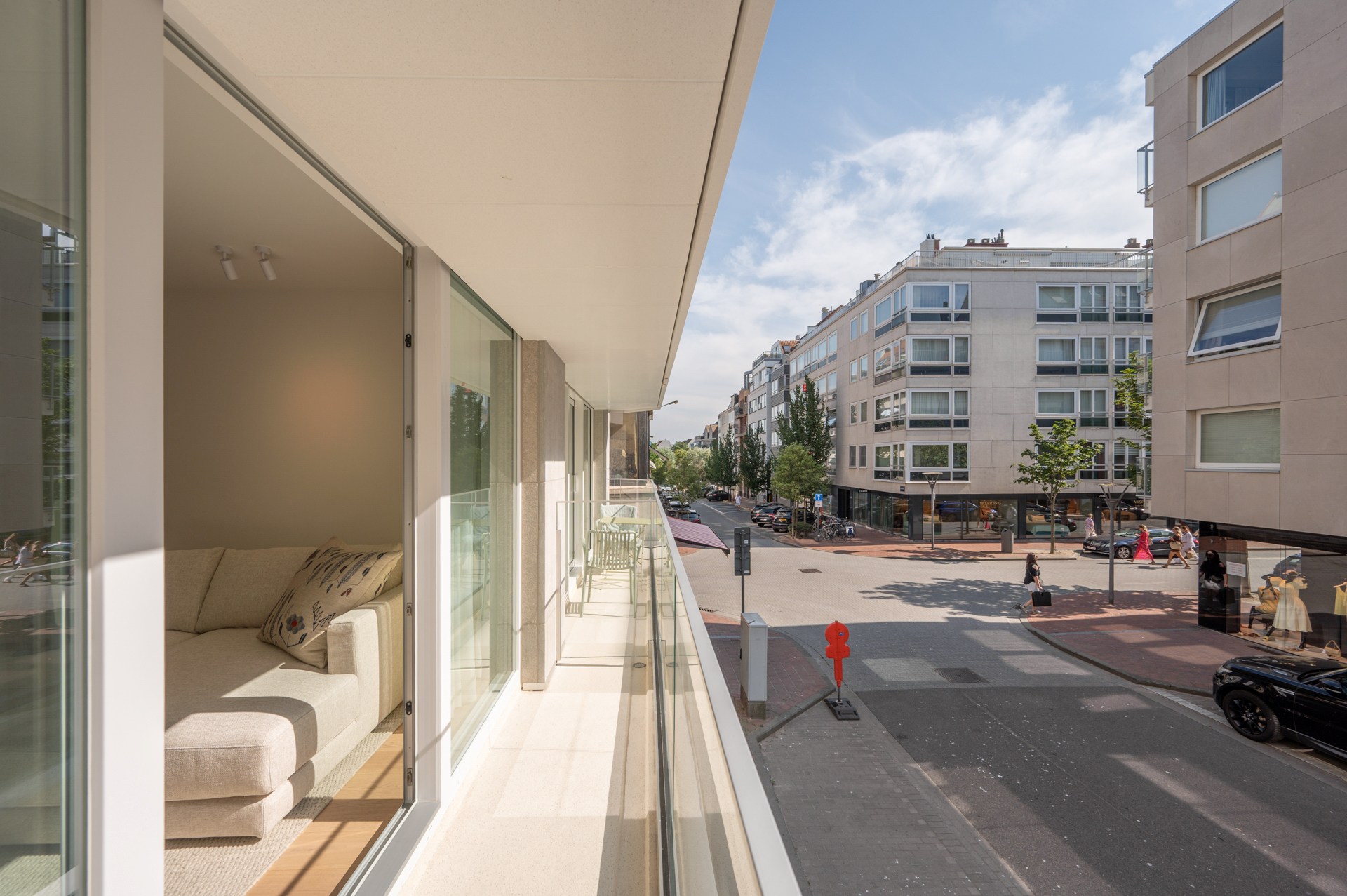Appartement rénové de haut standing situé du côté ouest avec vue latérale sur la mer. 