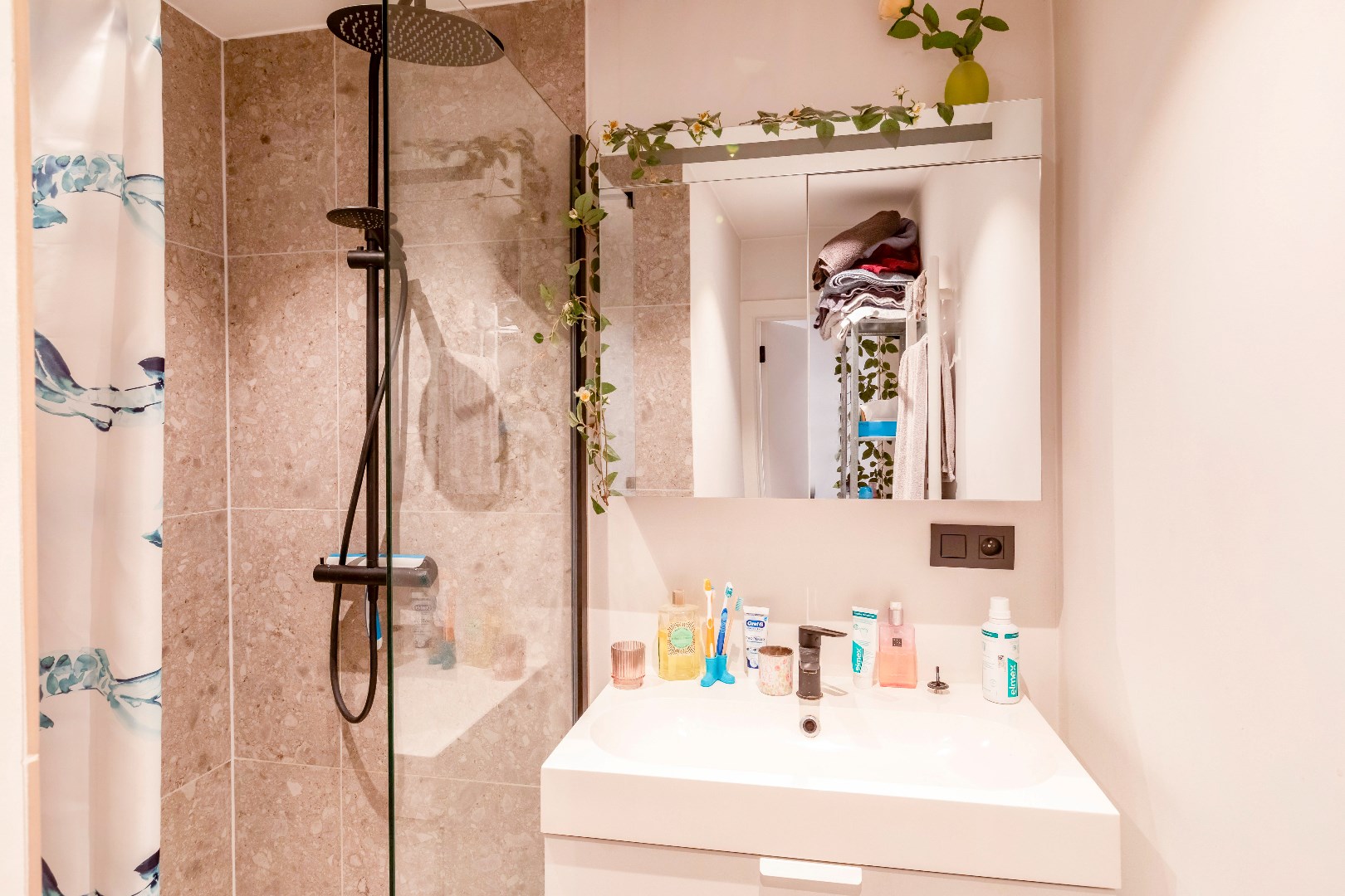 Instapklaar 2 slp. appartement met terras en grote gemeenschappelijke tuin. 