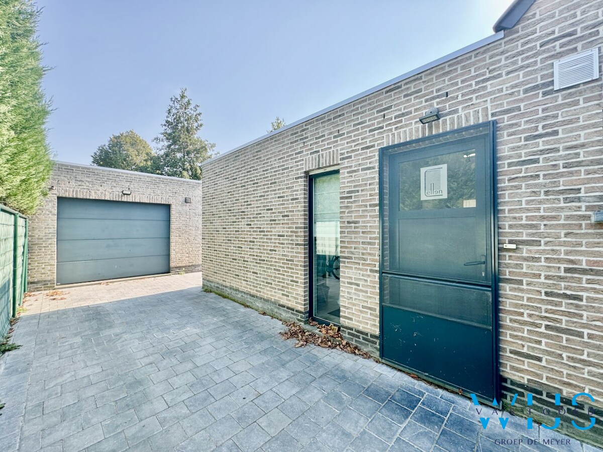 Stijlvolle alleenstaande woning met kapsalon te Kluizen 