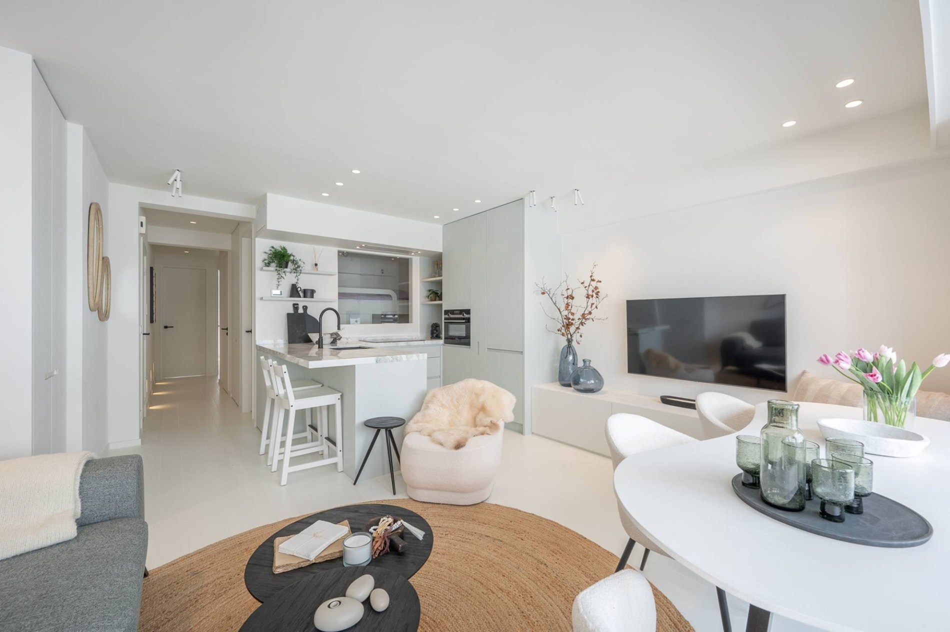 Très bel appartement rénové avec 3 chambres à Knokke-Zoute avec vue partielle sur la mer. 