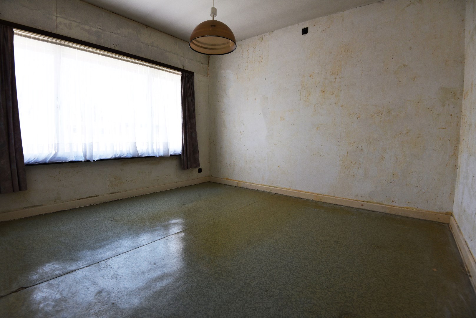 Op te frissen woning met 3 slpks, garage en tuin, rustig gelegen te Adegem 