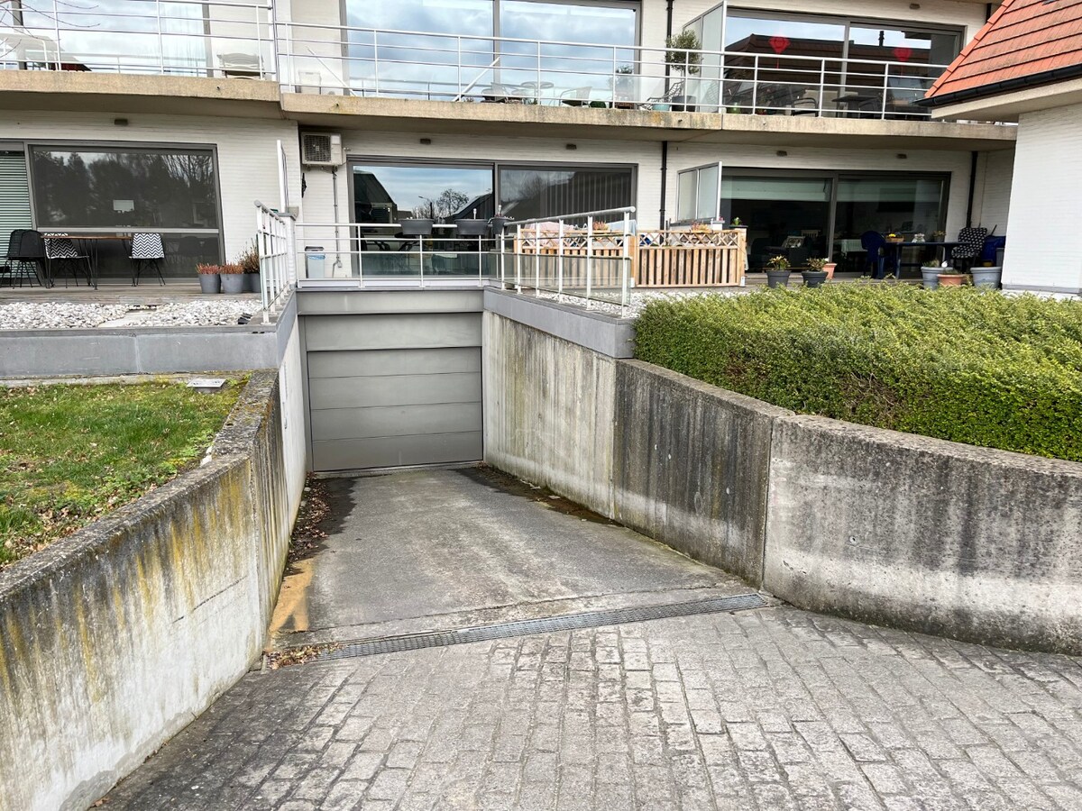 2 slpk-appartement nabij allerhande voorzieningen. 