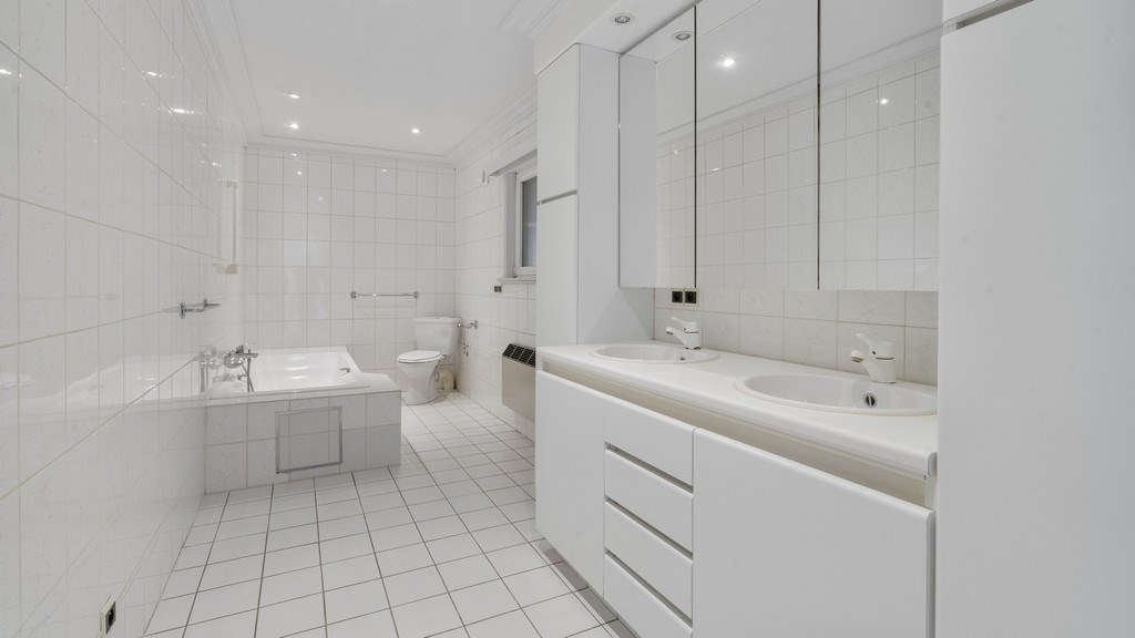 Bedrijfspand met optioneel woonst te huur in Dikkelvenne