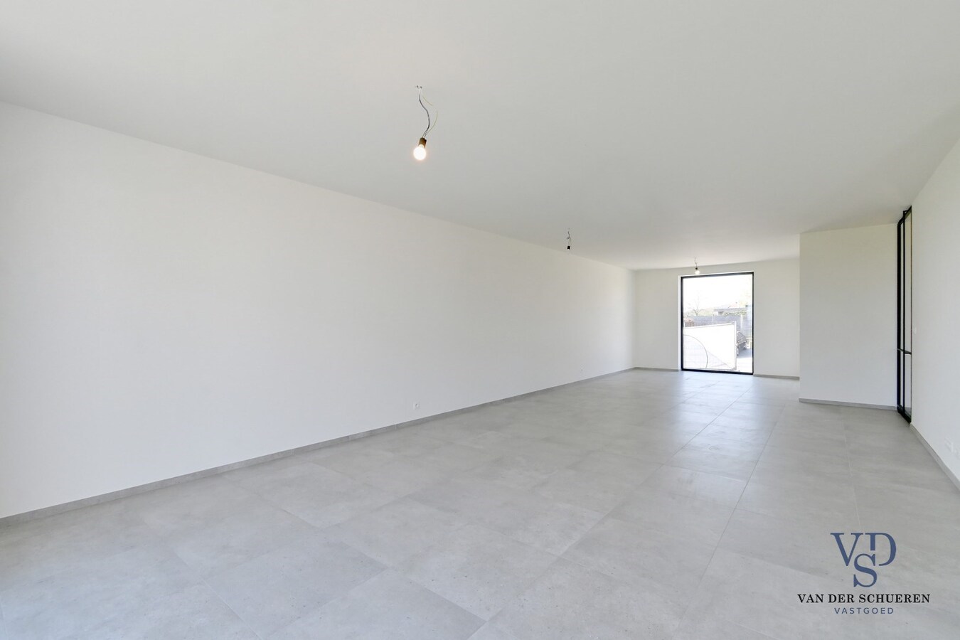 Half Open Bebouwing met buitenberging en carport 