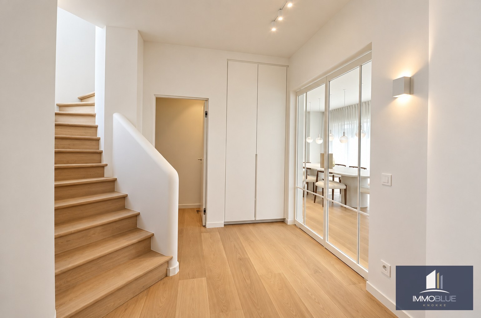 Offre exceptionnelle : Villa entièrement rénovée avec vue frontale sur la mer. 