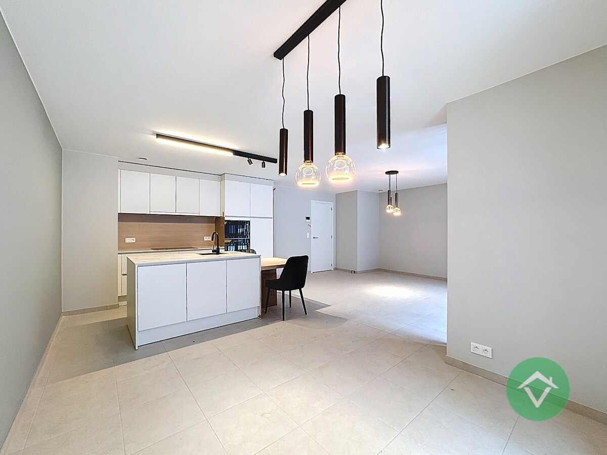 Volledig geschilderd Instapklaar appartement met garage in centrum Koekelare 